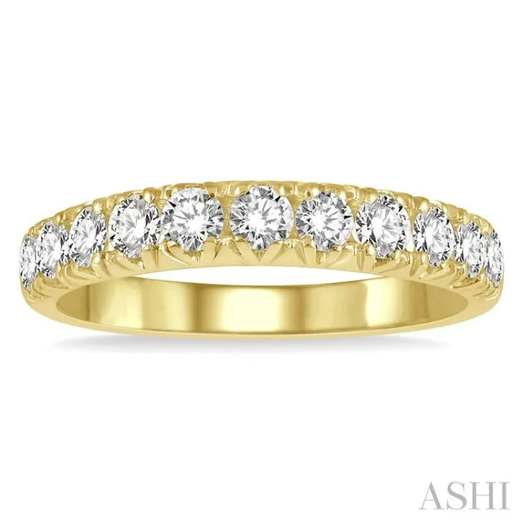 1/2 ctw 11 Stone Round Cut Diamond Wedding Band in 14K Yellow Gold