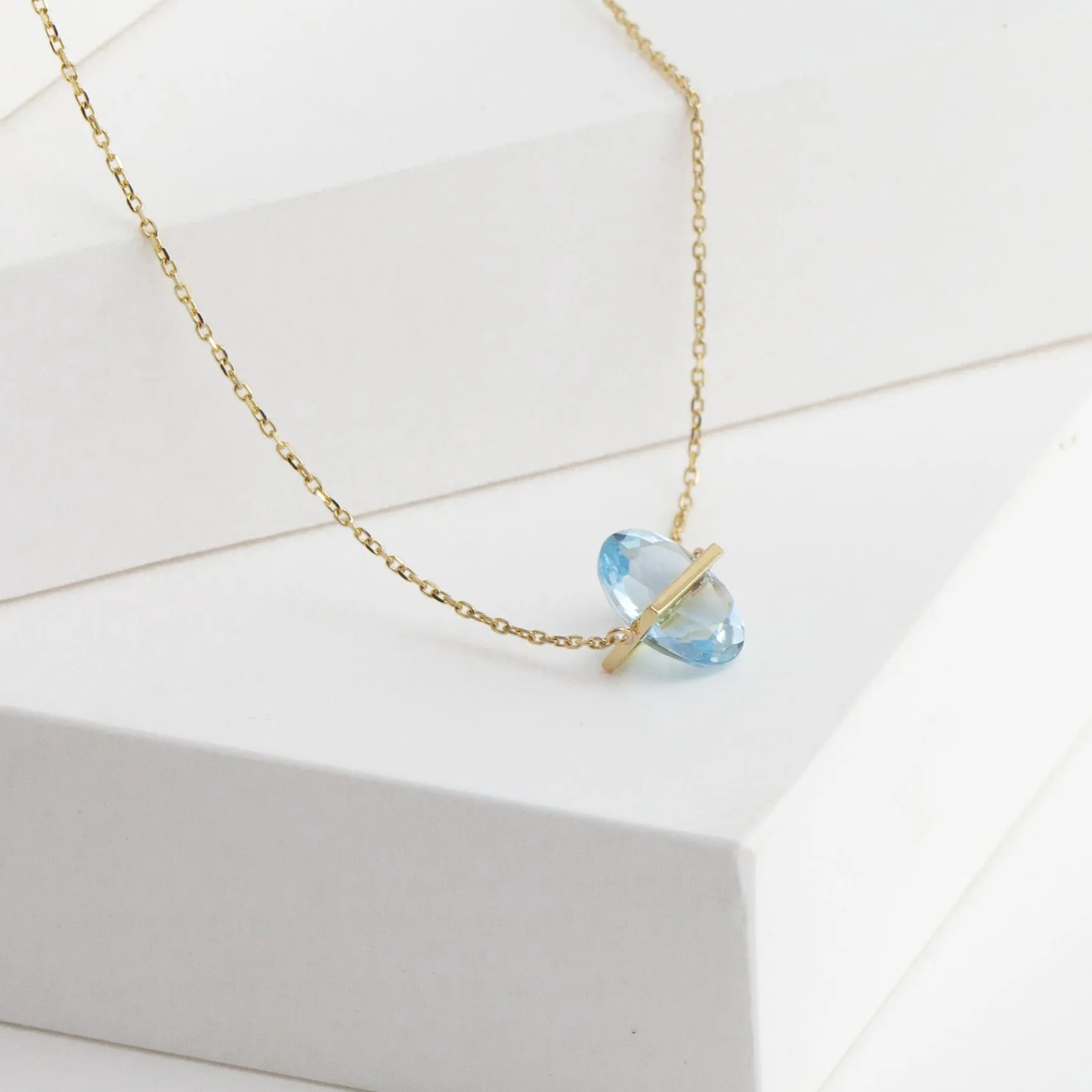 Band one-of-a-kind oval aquamarine necklace