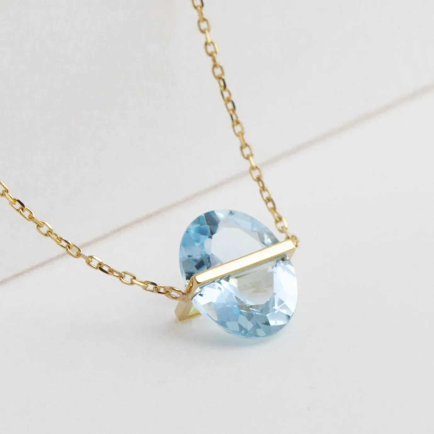 Band one-of-a-kind oval aquamarine necklace