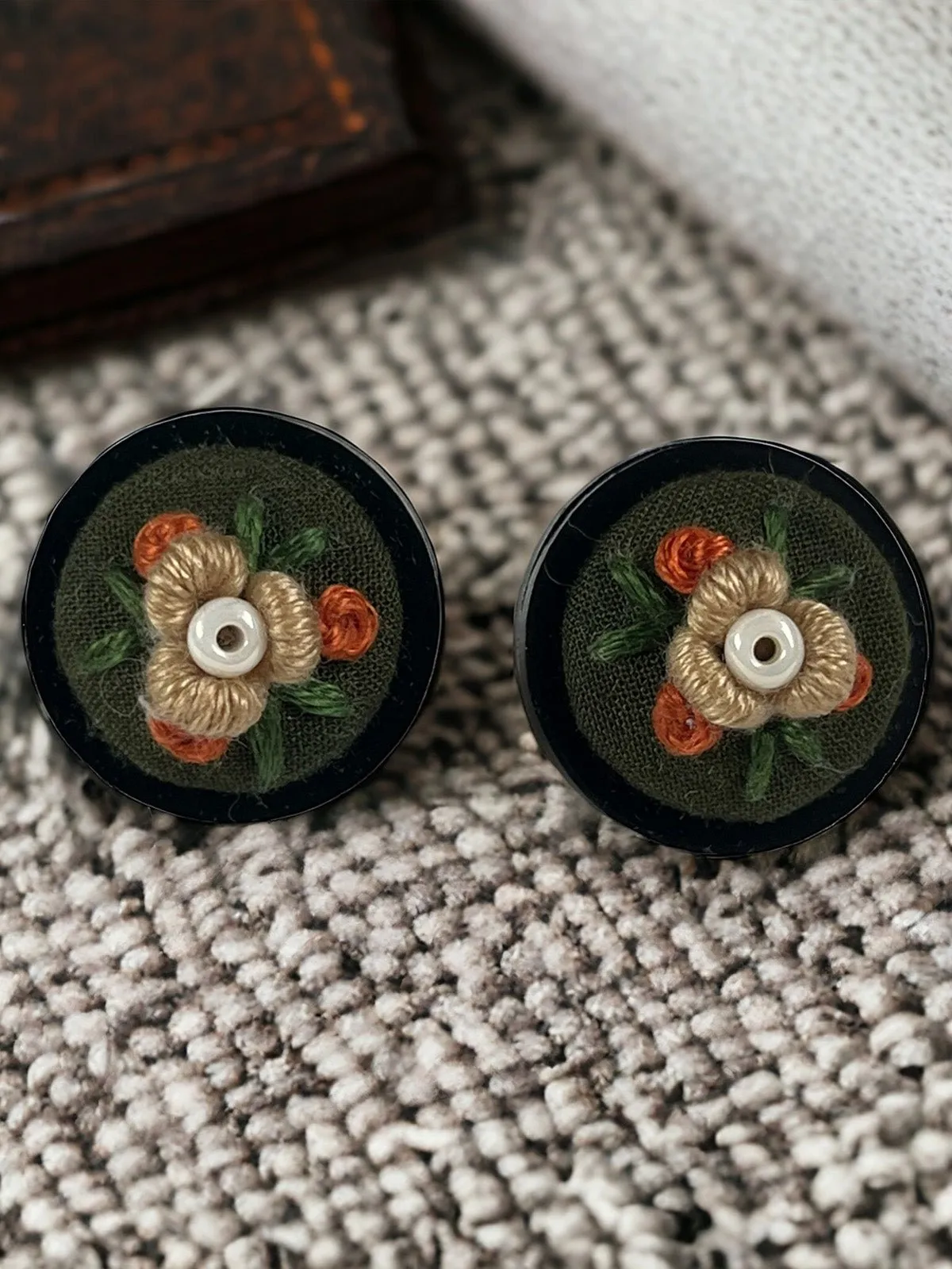 Cosy Daisy, Stud Earring Emerald