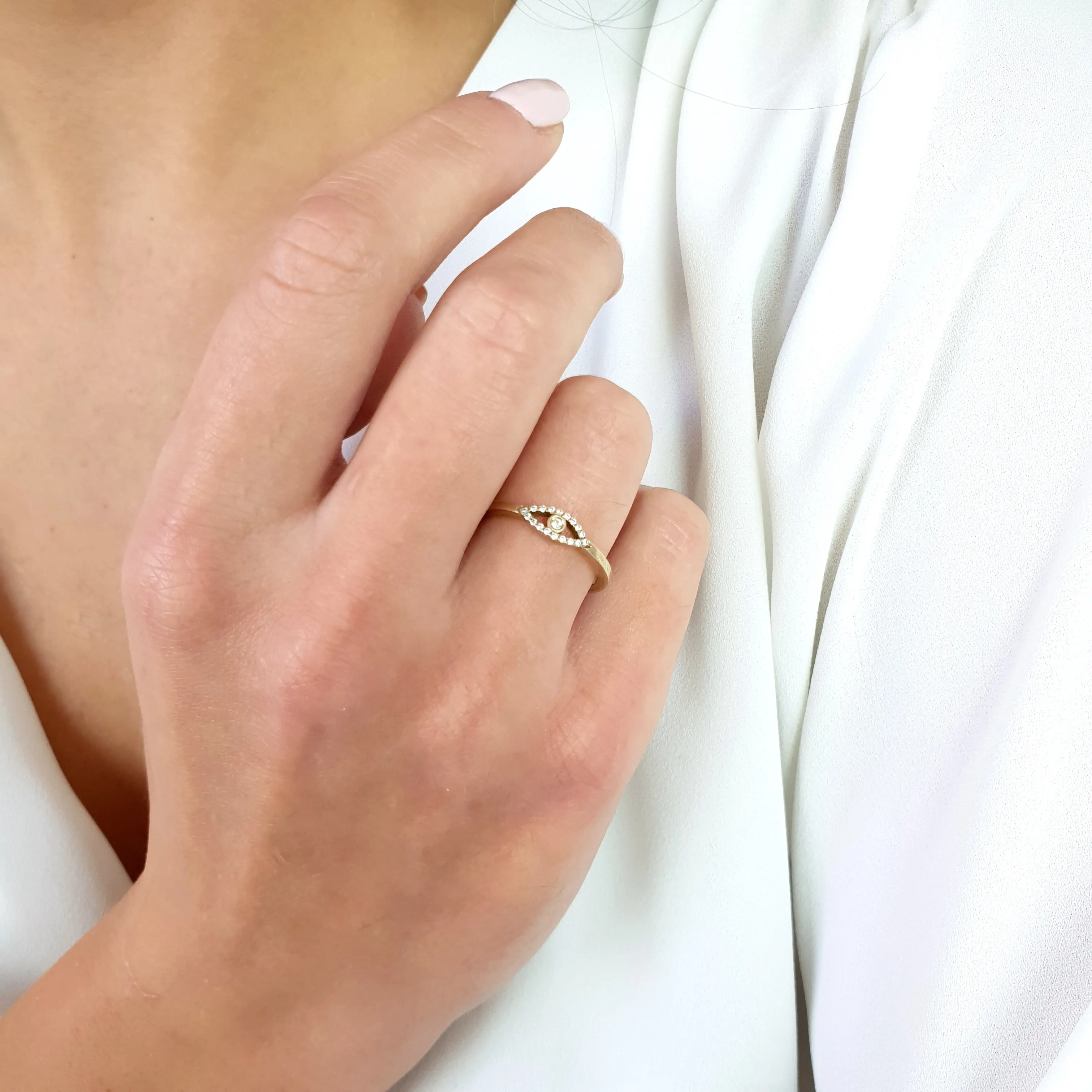 Diamonds eye ring in solid gold