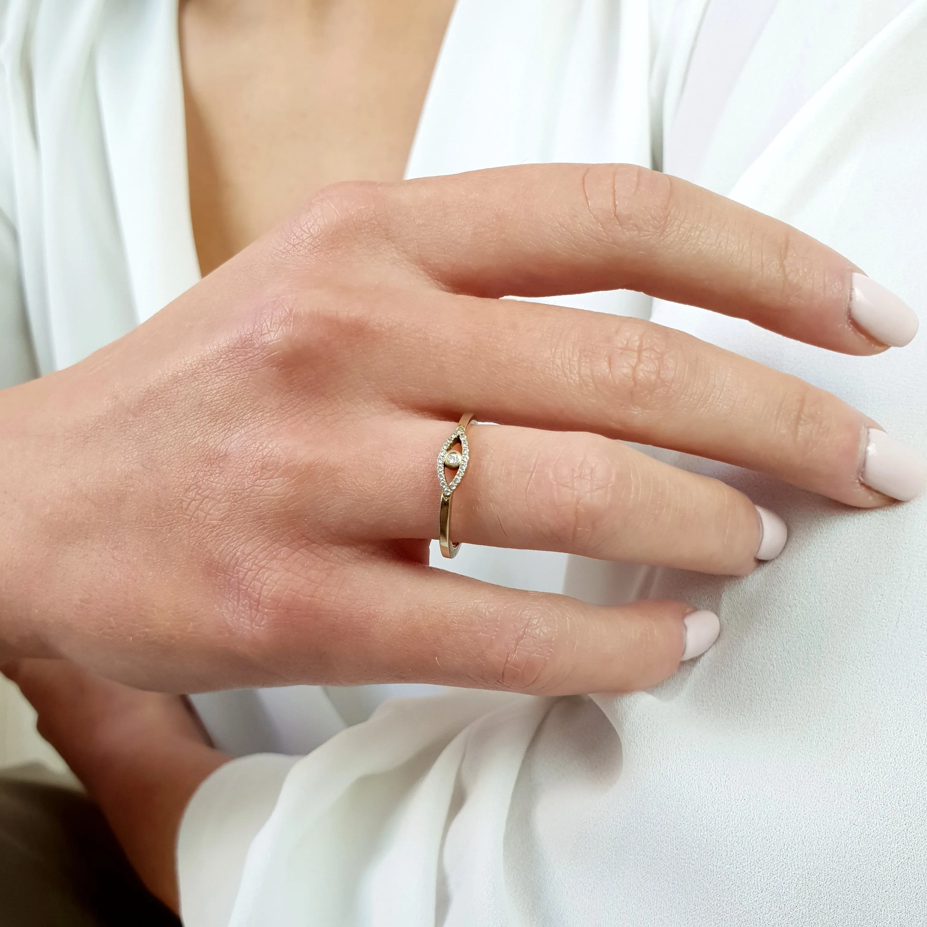 Diamonds eye ring in solid gold