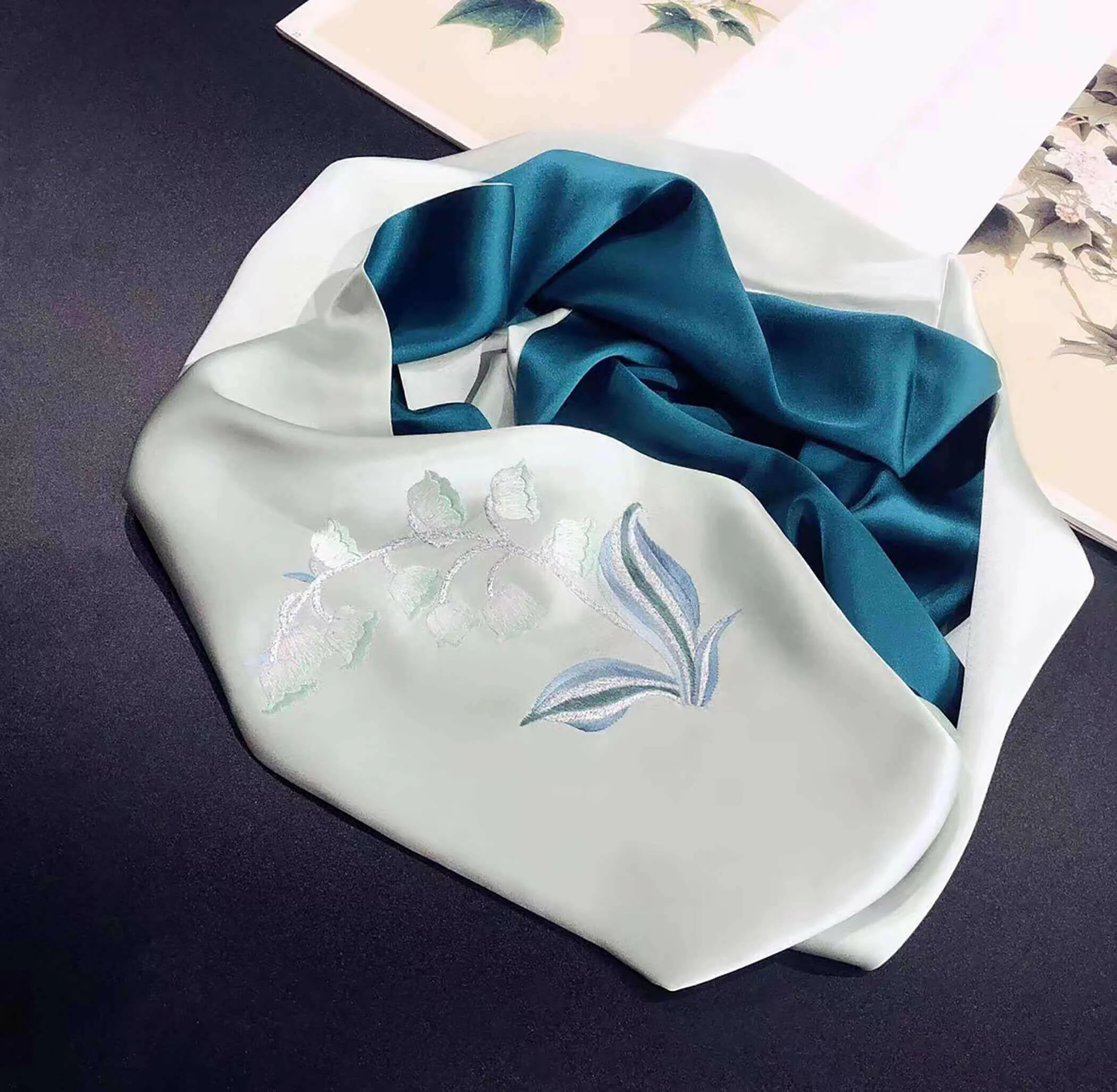 Exquisite Hand-Embroidered Silk Scarf - The Epitome of Artisan Craftsmanship and Timeless Elegance