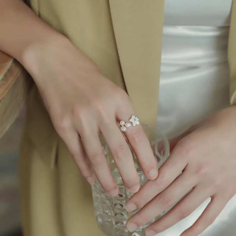 'Full Bloom' White Flower Ring