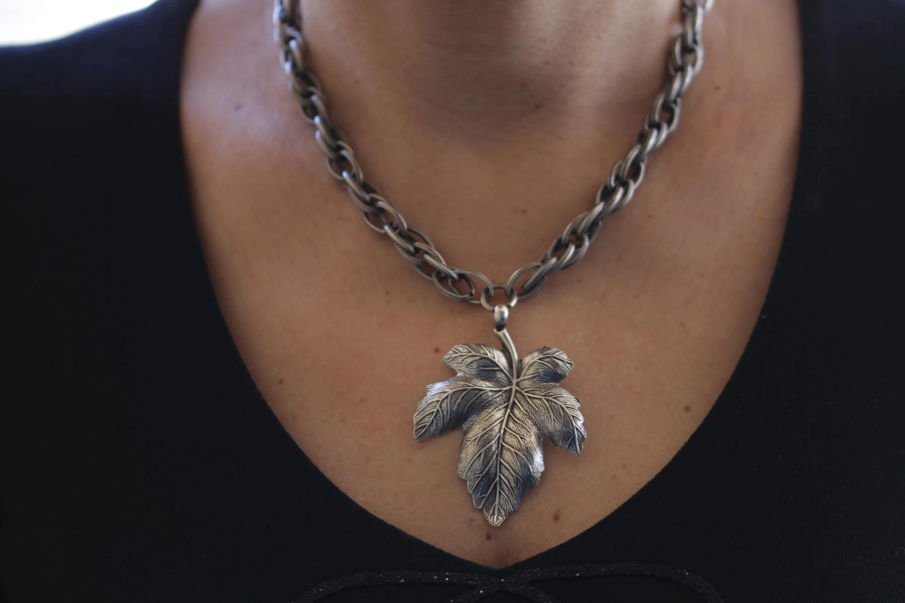 LEAF PENDANT NECKLACE