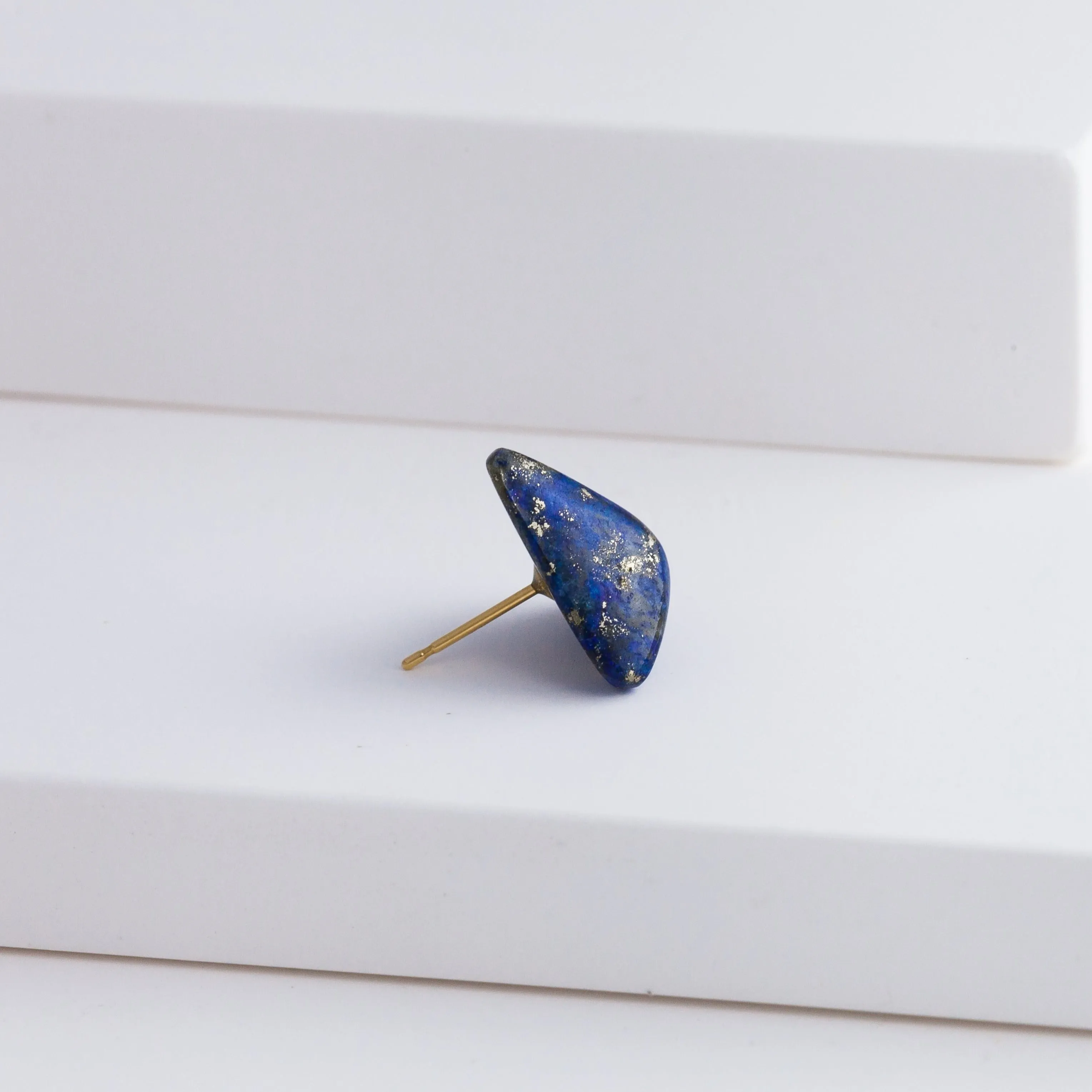 Rough stone lapis lazuli stud