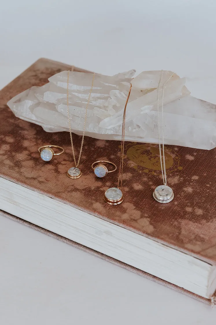 Sleeping Moon Face Necklace - Moonstone 14k